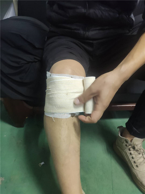 用醫用紗布和彈性繃帶固定